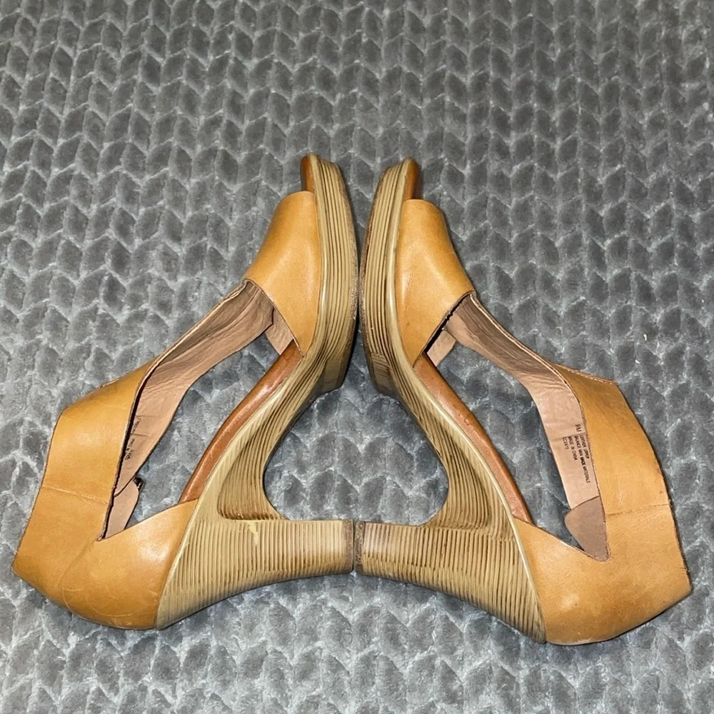 Sofft Dabney Tan Leather T-Strap Cutout Sides Boho Block Heel Sandals size 9